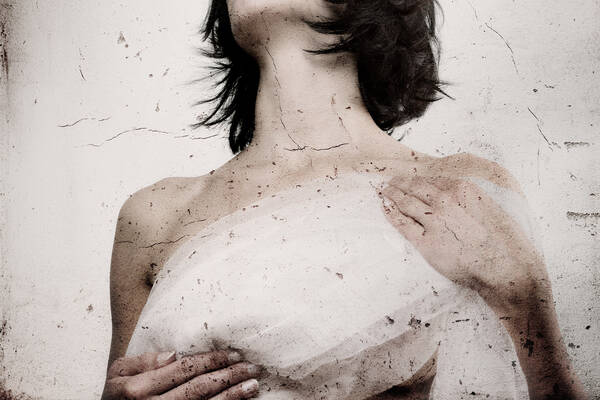 Torso-Ausschnitt einer Frau vom Kinn bis unter die Brust. die Frau ist unbekleidet und hält sich einen weißen Schleier vor die Brust. das Bild ist von Rissen überzogen, als wäre es eine bröckelnde Fassade.