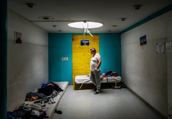Ein Mann in einer Notschlafstelle.