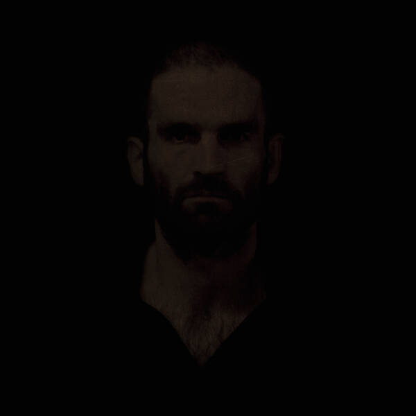 Portrait eines bärtigen Mannes, extrem dunkel.