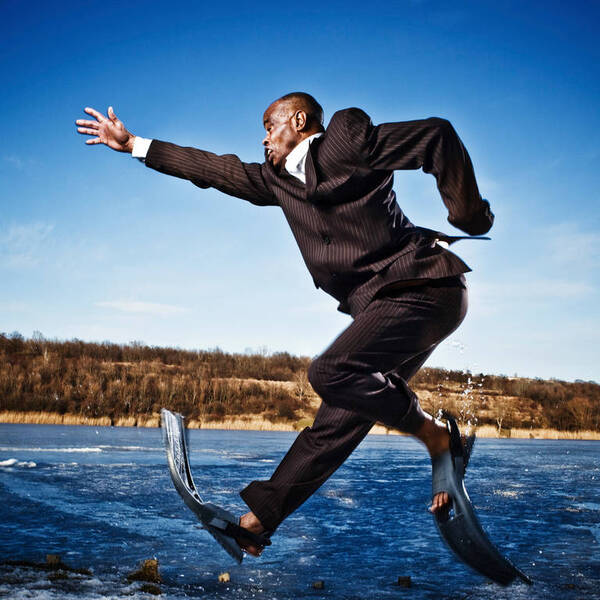 Der amerikanische Musiker Hubert Tubbs springt in Anzug und mit Taucherflossen ins Wasser.