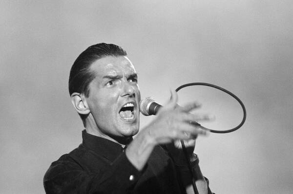 Der österreichische Popstar Falco beim Singen. Schwarz-Weiß.