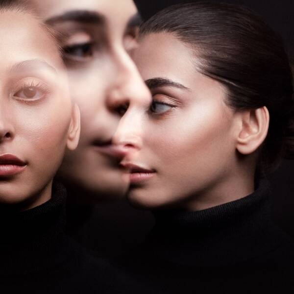 Mehrfachbelichtung von Frauenportraits.