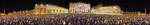 Panoramabild der Menschenmassen vor dem nächtlichen Petersdom.