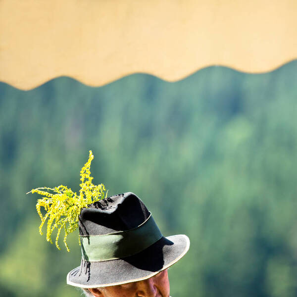 Ein Trachtenhut auf einem Männerkopf.