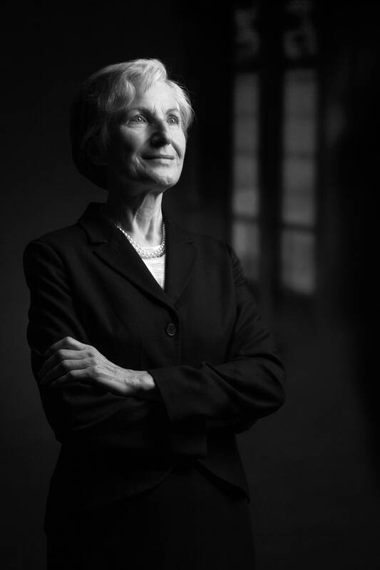 Portrait der Bundespräsidentschaftskandidatin Irmgard Griss. Schwarz weiß