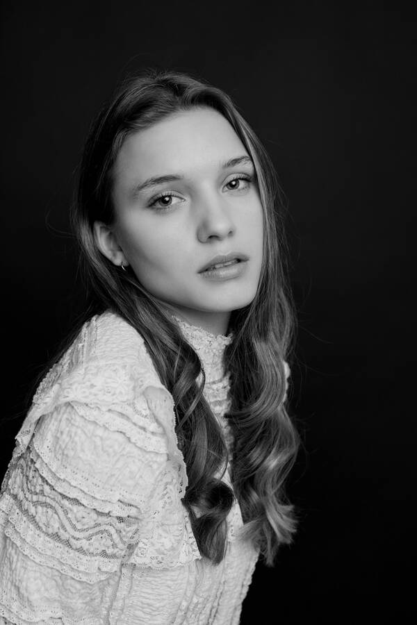 Portrait einer jungen Frau. Schwarz-Weiß.