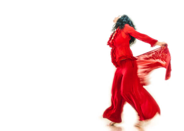 Eine Frau in rotem Gewand tanzt