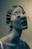 Portrai einer jungen Frau mit federartigen, extrem langen Wimpern. Duotone.