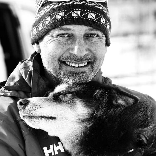 Ein Mann mit einem Schlittenhund.