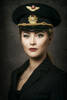 Portrait einer Frau mit strengem Blick und russischer Polizei-Schirmmütze