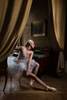 eine Ballerina in einem Kostüm aus Luftpolsterfolie.