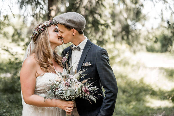 Ein Brautpaar kurz vor dem Kuss.