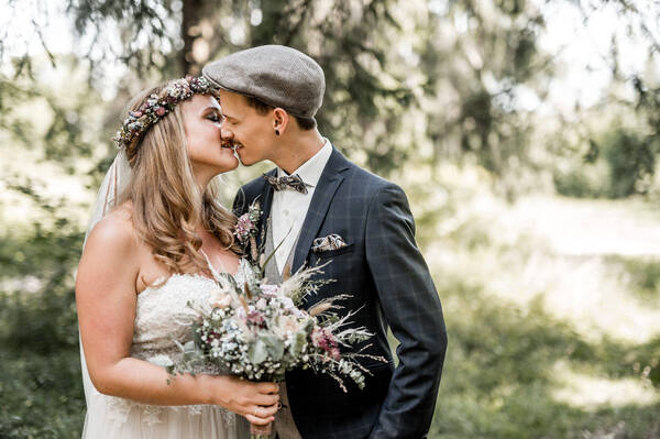 Ein Brautpaar kurz vor dem Kuss.