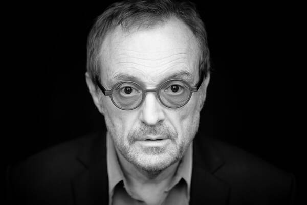 Portrait des Kabarettisten und Schauspielers Josef Hader. Schwarz-Weiß.
