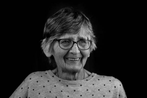 Portrait einer alten Frau mit Brille. Schwarz-Weiß.