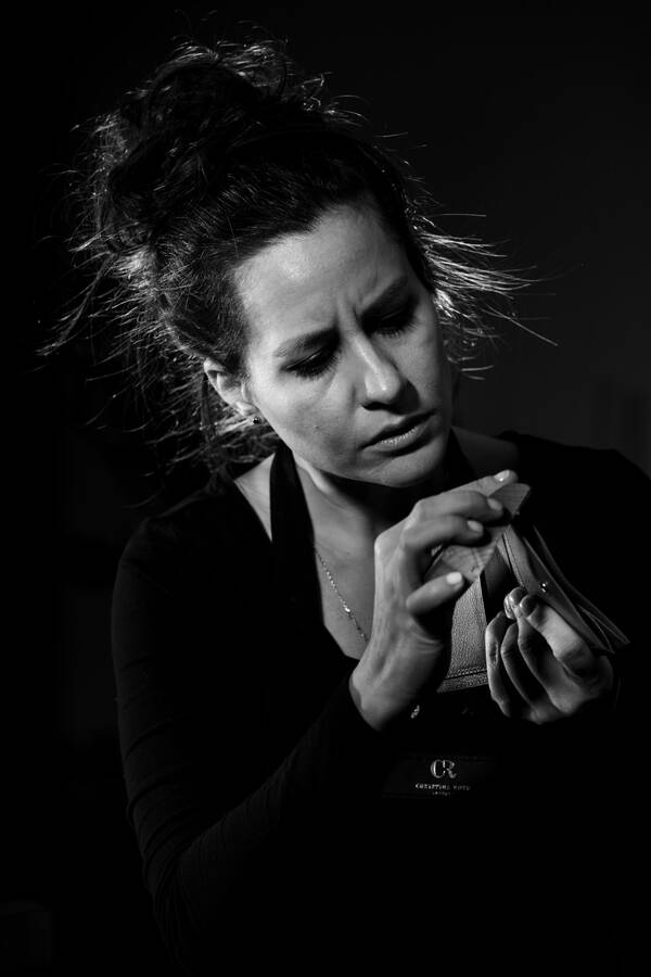 Portrait von Christina Roth bei der Bearbeitung eines Ledergegenstandes. Schwarz-Weiß.
