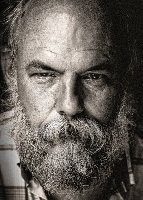 Portrait eines bärtigen Mannes. Schwarz-Weiß.
