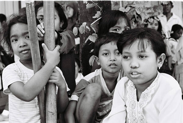 Kinder in einem Markt auf der Insel Lombok, Indonesien