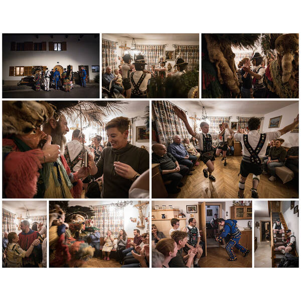 Collage mehrerer Bilder einer Brauchtumsgruppe bei einem Besuch in einem Bauernhaus.