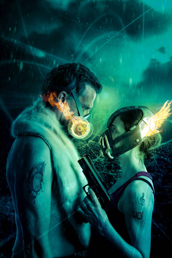 ein Mann und eine Frau mit Atemschutzmasken stehe sich gegenüber und schauen sich in die Augen. Sie hat eine pistole in der Hand. Beide sind tätowiert.