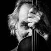 Portrait des Musikers und Instrumentenbauers Dietmar Derschmidt. Schwarz-Weiß.
