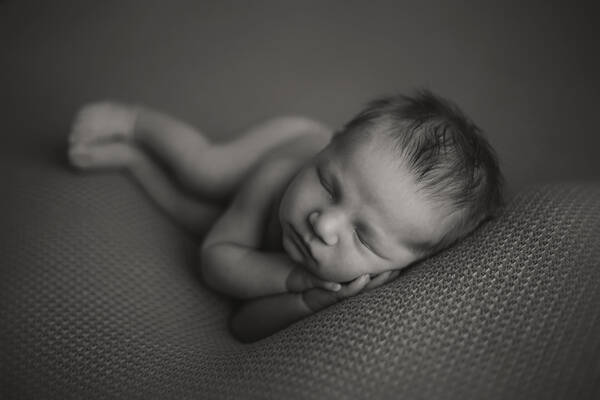 Ein schlafendes Baby. Schwarz-Weiß.