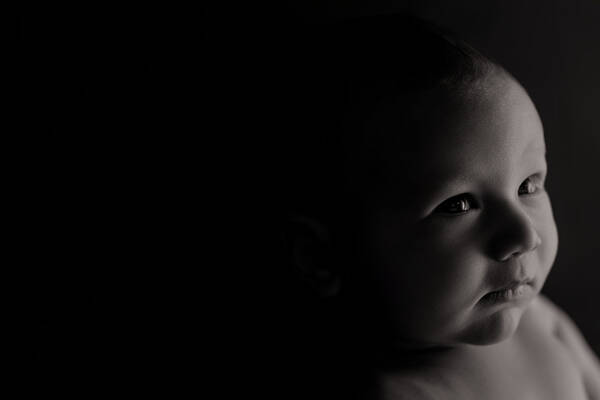 Portrait eines Neugeborenen. Schwarz-Weiß
