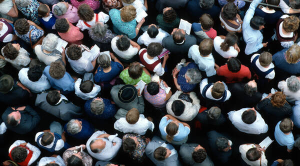 Blick von oben auf eine Menschenmenge.