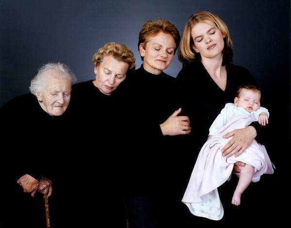 Portrait von 5 Frauen aus 5 unterschiedlichen Generationen.