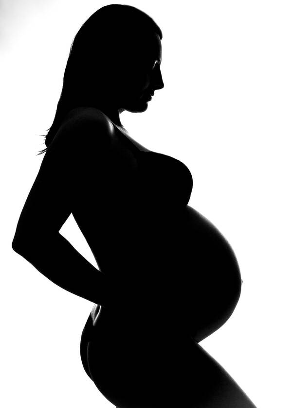 Silhouette einer schwangeren Frau. Schwarz-Weiß.