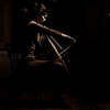 Lowkey-Bild einer jungen Frau am Cello. Schwarz-Weiß.