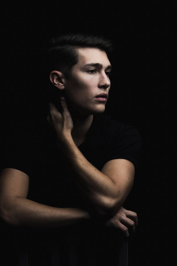 Low-key Portrait eines jungen Mannes.