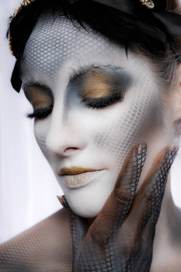 Portrait einer Frau mit Bodypainting.