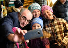 Bischof Wilhelm Krautwaschl von der Diözese Graz-Seckau macht ein Selfie mit Kindern.