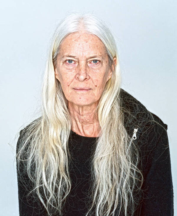 Portrait eines Mannes mit langen weißen Haaren.