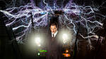 Darstellung des Elektro-Pioniers Nikola Tesla mit zwei leuchtenden Kugeln in den Händen und zahlreichen Blitzen.