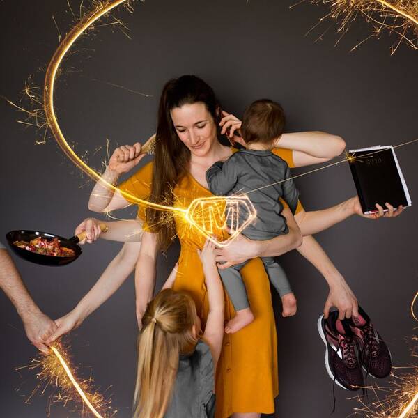 Eine Frau mit vielen Armen, die viele Herausforderungen des Frauenalltags gleichzeitig meistert: Kinder, Sport, Kochen, Organisieren, Körperpflege und Partnerschaft.