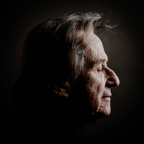 Lowkey-Portrait des Pianisten Rudolf Buchbinder im Profil.