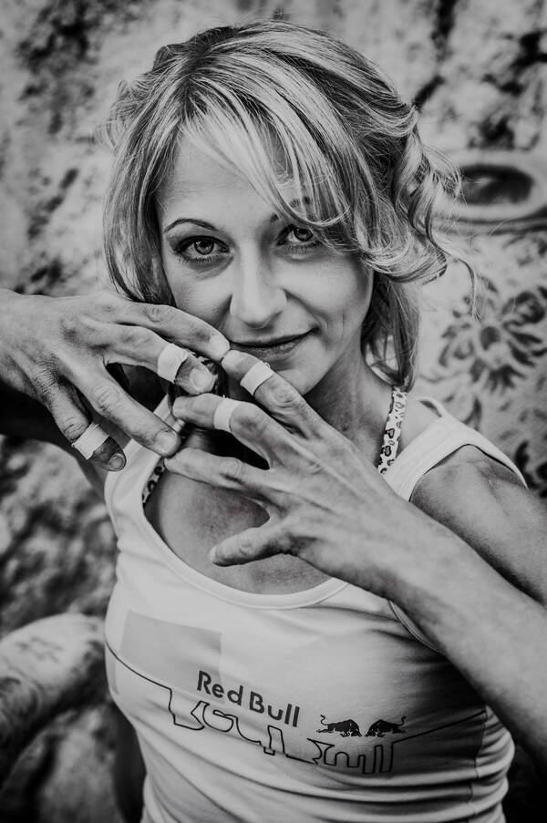 Portrait einer Klettererin – einige Finger sind getapet. Schwarz-Weiß.