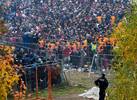 Grenzuebergang Spielfeld am 28.10.2015. Menschen hinter Absperrgittern an der Grenze.