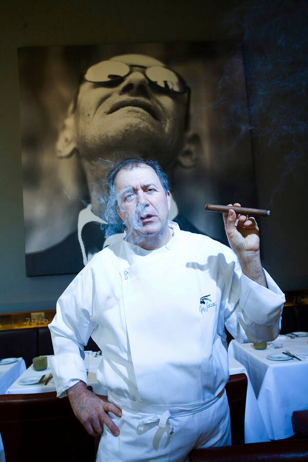 Gault Millau-Koch des Jahres 1996 und Besitzer von zwei Michelin-Sternen Fritz Schilling in seinem Berliner Restaurant 