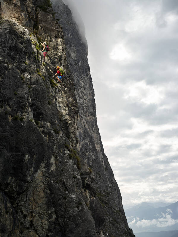 Felswand mit zwei Kletterern.