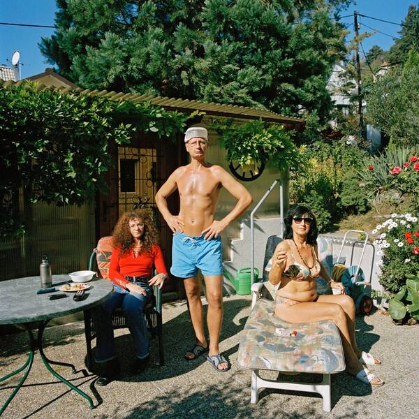 Ein Mann und zwei Frauen an einem heißen Tag im Kleingarten.