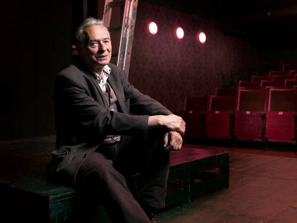 Portrait des Schriftstellers Felix Mitterer in einem Theatersaal.