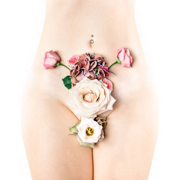 Aufnahme eines nackten weiblichen Unterleibes auf dem Blumen ornamental verteilt sind. 