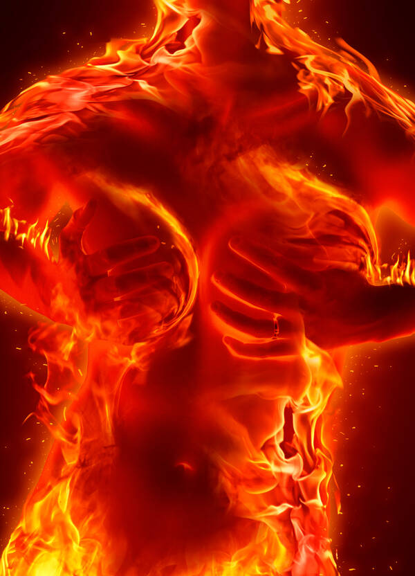 Ein weiblicher Torso, der in Flammen steht, Hände bedecken die Brüste. Die linke Hand trägt einen Verlobungsring.
