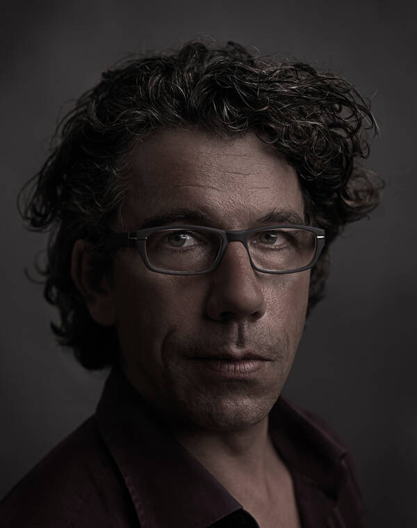 Portrait eines Mannes mit Brille.