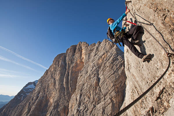 Kletterer in einem Klettersteig am Dachstein.