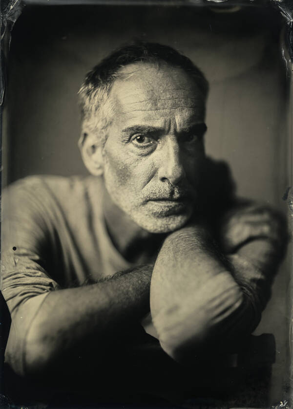 Portrait des israelischen Fotografen Gabriel Baharlia in Kollodium-Technik. Schwarz-Weiß.