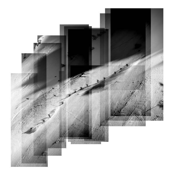 13 Bildstreifen sind so übereinander-montiert, dass man einen Skifahrer auf seiner Fahrt durch die Winterlandschaft beobachten kann. Schwarz-Weiß.